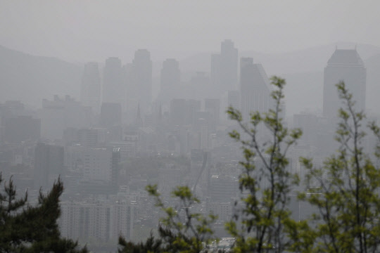 미세먼지 또 '매우 나쁨'       (서울=연합뉴스) 백승렬 기자 = 황금연휴 마지막 날인 7일에도 중국발 황사로 인한 미세먼지로 서울 남산에서 바라본 강남지역이 뿌옇게 보인다. 2017.5.7      srbaek@yna.co.kr   (끝)